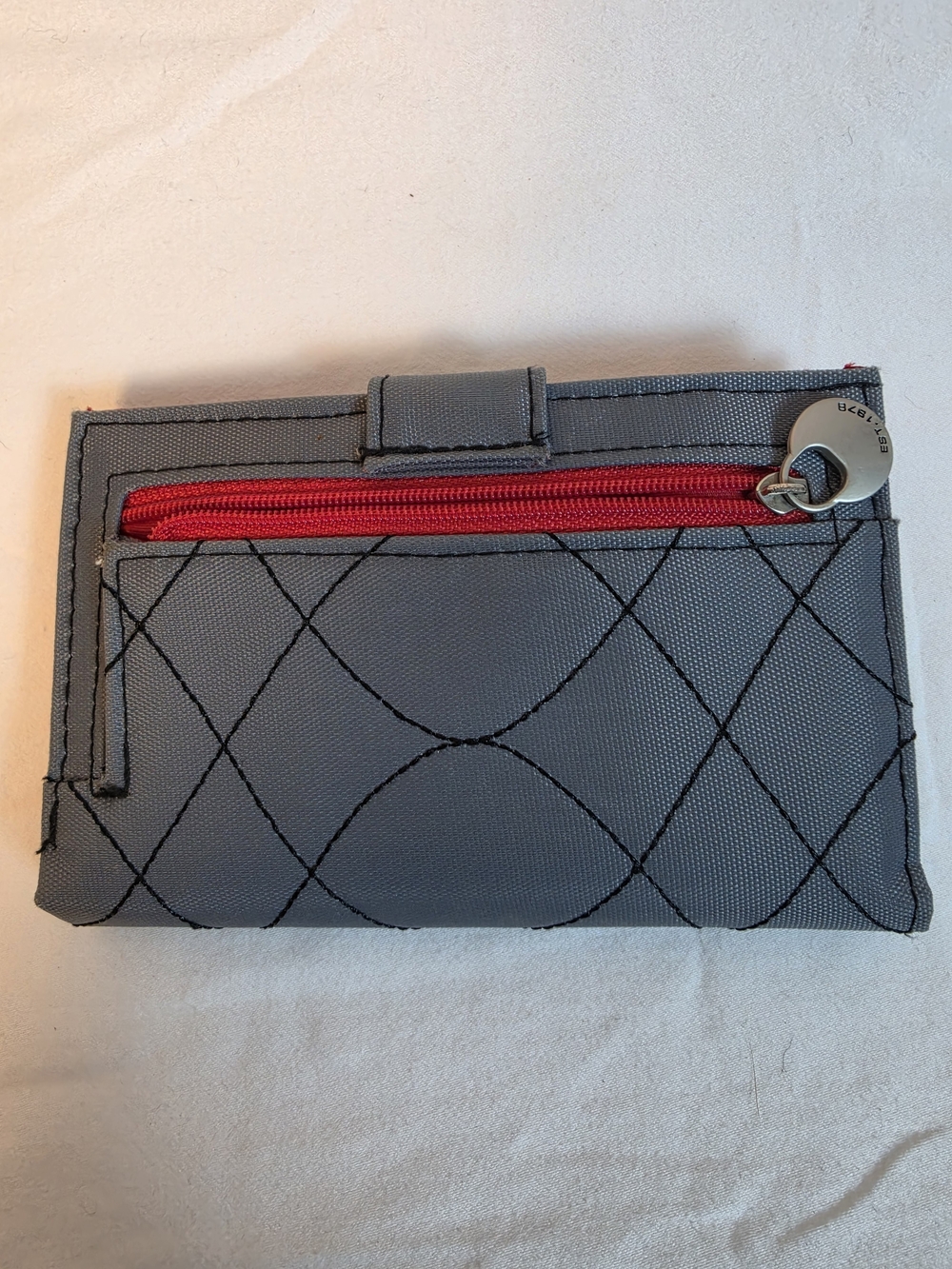 Travelon Gray Quilted RFID Blocking Bifold Wallet Clutch Red Interior